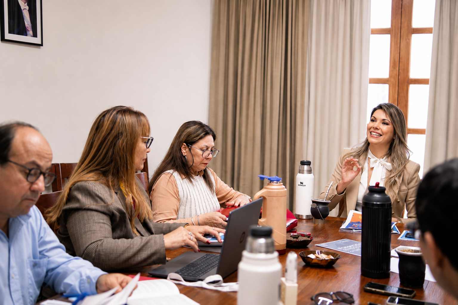 Yessica Müller participando en una mesa de trabajo institucional con distintas personas