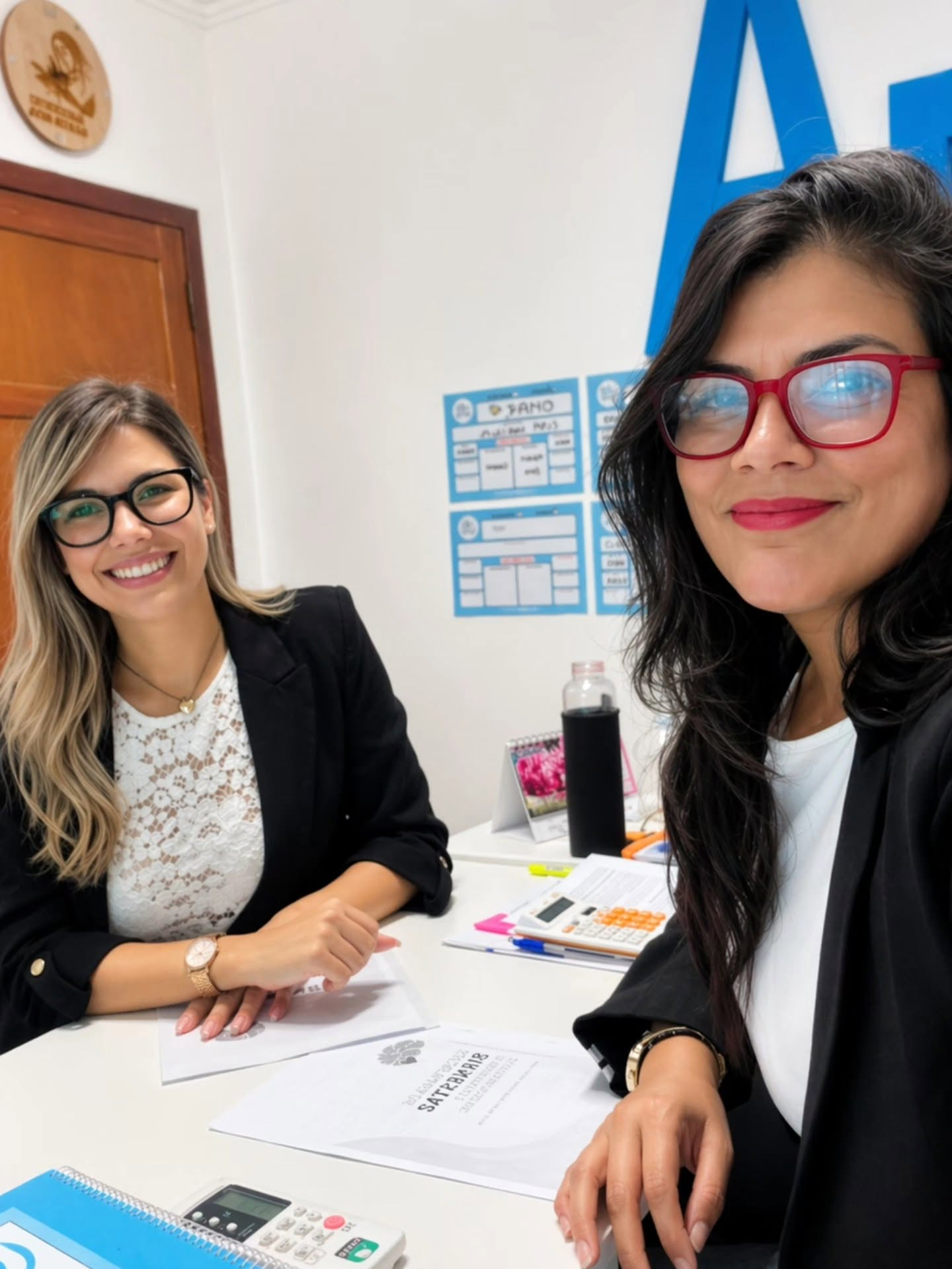 Yessica Müller en una reunión de trabajo dentro de un espacio educativo